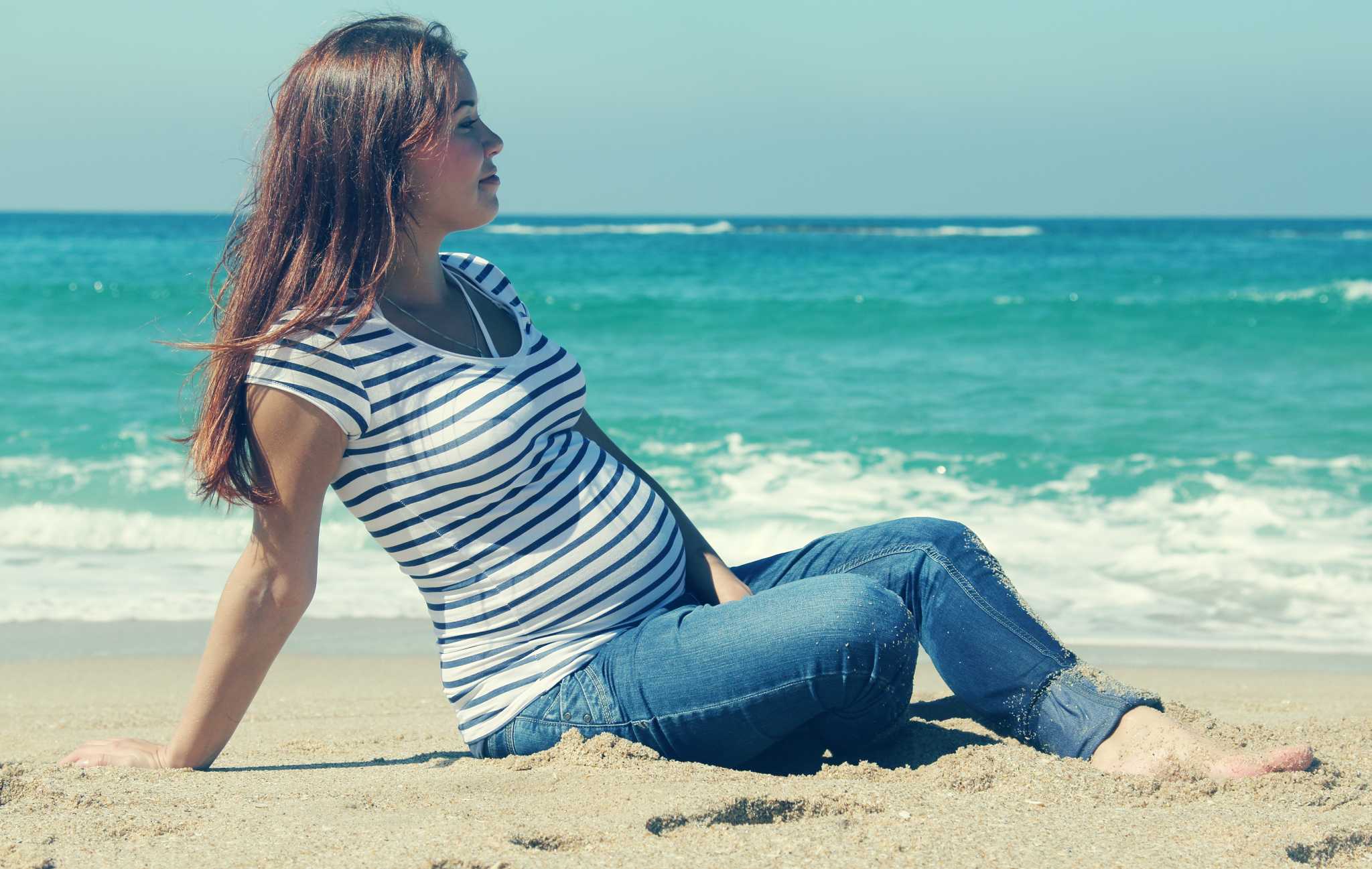 Можно ли беременным загорать на солнце. Девушка в джинсах на море. Обычная девушка на море.