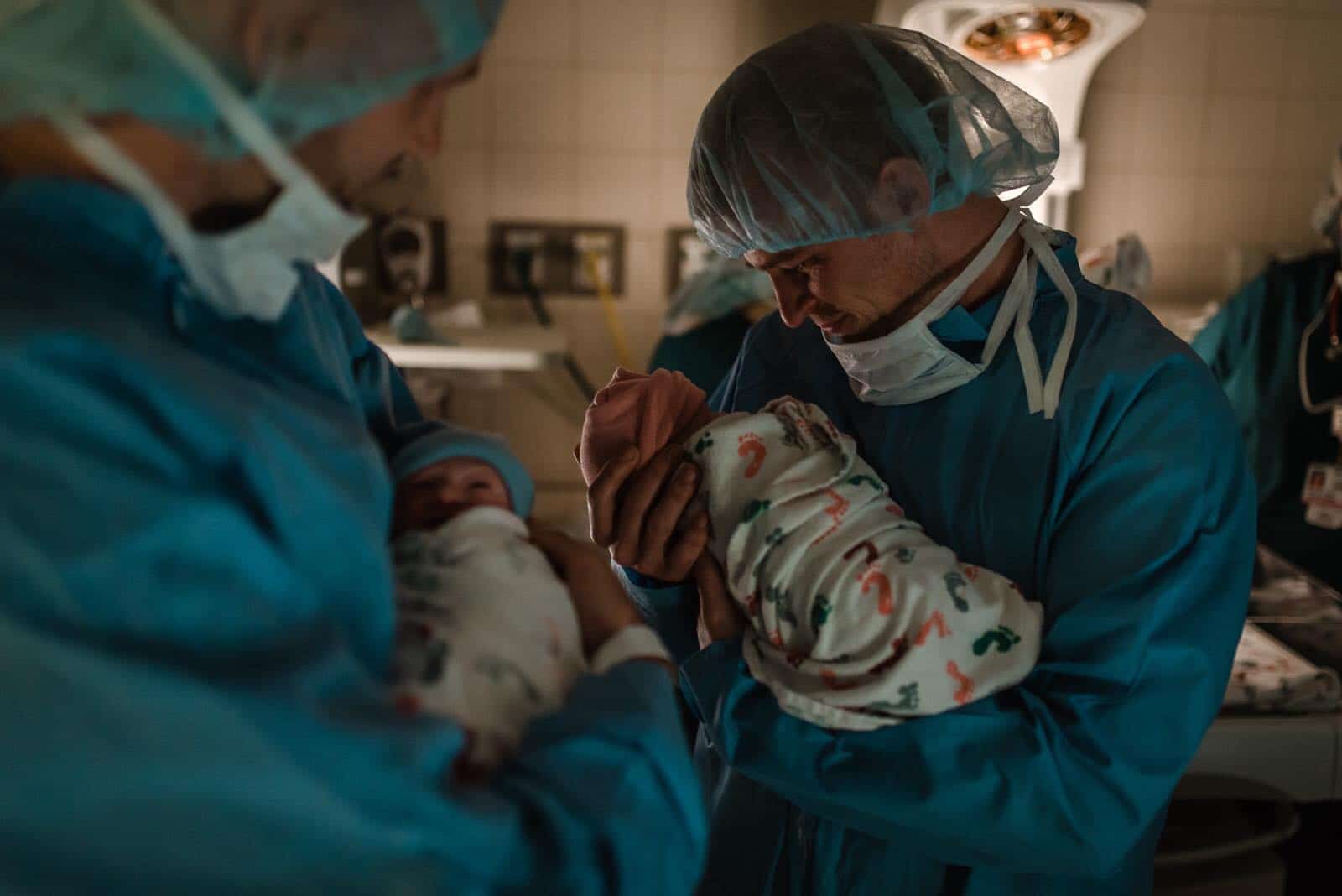 emotional photos and video document the birth of twins via surrogate